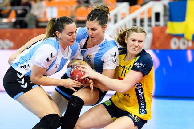191205 Antonela Lucia Mena and Macarena Gandulfo of Argentina fight for the ball with Johanna Forsberg of Sweden during the Women s World Handball Championship match between Sweden and Argentina on December 5, 2019 in Kumamoto. Photo: Ludvig Thunman BILDBYRAN kod LT 35694 bbeng dam women handball handboll world handball championship 2019 sverige sweden argentina Copyright: LUDVIGxTHUNMAN BB191205LT045