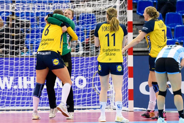 191205 Carin Strömberg and goalkeeper Martina Thörn celebrate after the Women s World Handball Championship match between Sweden and Argentina on December 5, 2019 in Kumamoto. Photo: Ludvig Thunman BILDBYRAN kod LT 35694 bbeng dam women handball handboll world handball championship 2019 sverige sweden argentina jubel Copyright: LUDVIGxTHUNMAN BB191205LT049