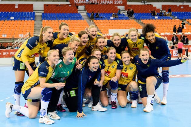 191205 The Swedish players celebrate after the Women s World Handball Championship match between Sweden and Argentina on December 5, 2019 in Kumamoto. Photo: Ludvig Thunman BILDBYRAN kod LT 35694 bbeng dam women handball handboll world handball championship 2019 sverige sweden argentina jubel Copyright: LUDVIGxTHUNMAN BB191205LT053