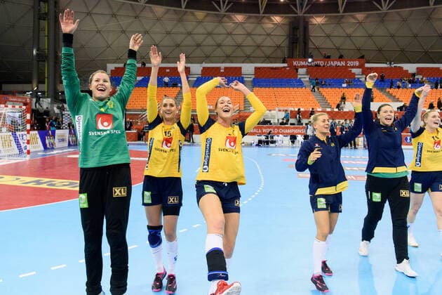 191205 goalkeeper Martina Thörn celebrate with her teammates after the Women s World Handball Championship match between Sweden and Argentina on December 5, 2019 in Kumamoto. Photo: Ludvig Thunman BILDBYRAN kod LT 35694 bbeng dam women handball handboll world handball championship 2019 sverige sweden argentina jubel Copyright: LUDVIGxTHUNMAN BB191205LT057