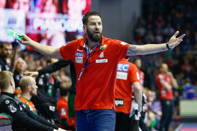 05.12.2019, xtgx, Handball Liqui Moly HBL, SC Magdeburg - SG Flensburg-Handewitt emspor, v.l. Bennet Wiegert (Magdeburg, Trainer) gibt Anweisungen, gestikuliert mit den Armen, gesticulate, gives instructions, Reklamiert, beschwert sich, schimpft GETEC Arena