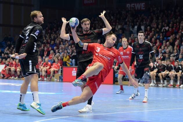 Marino Maric (MT Melsungen) beim Wurf; Gunnar Dietrich (Eulen Ludwigshafen) ()M, Frederic Stueber (Eulen Ludwigshafen) (L) , GER, MT Melsungen - Die Eulen Ludwigshafen, Handball, 1. Bundesliga Maenner, 05.12.2019, GER, MT Melsungen - Eulen Ludwigshafen, Handball, 1. Liga Maenner, 05.12.2019 Kassel Copyright: xSippel xEibner-Pressefotox EP_rsl