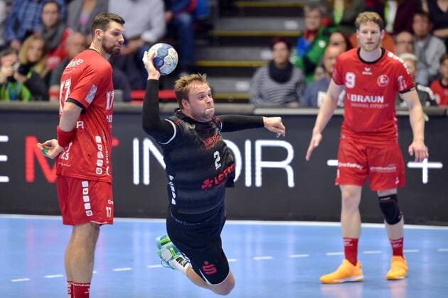 Frederic Stueber (Eulen Ludwigshafen) beim Wurf; Felix Danner (MT Melsungen) (L), Tobias Reichmann (MT Melsungen) (hinten, R) , GER, MT Melsungen - Die Eulen Ludwigshafen, Handball, 1. Bundesliga Maenner, 05.12.2019, GER, MT Melsungen - Eulen Ludwigshafen, Handball, 1. Liga Maenner, 05.12.2019 Kassel Copyright: xSippel xEibner-Pressefotox EP_rsl