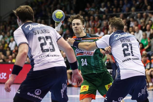 Michael Damgaard (SC Magdeburg) gegen Jacob Heinl (re.) und Goran Sogard Johannessen (SG Flensburg-Handewitt) - Handball Bundesliga Saison 2019-2020 SC Magdeburg vs. SG Flensburg-Handewitt in der GETEC Arena in Magdeburg - Aktion,Handball,MannMänner,Deutschland,05.12.2019