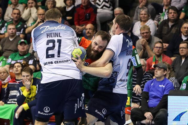 Moritz Preuss (SC Magdeburg) gegen Holger Glandorf (re.) und Jacob Heinl (SG Flensburg-Handewitt) - Handball Bundesliga Saison 2019-2020 SC Magdeburg vs. SG Flensburg-Handewitt in der GETEC Arena in Magdeburg - Aktion,Handball,MannMänner,Deutschland,05.12.2019