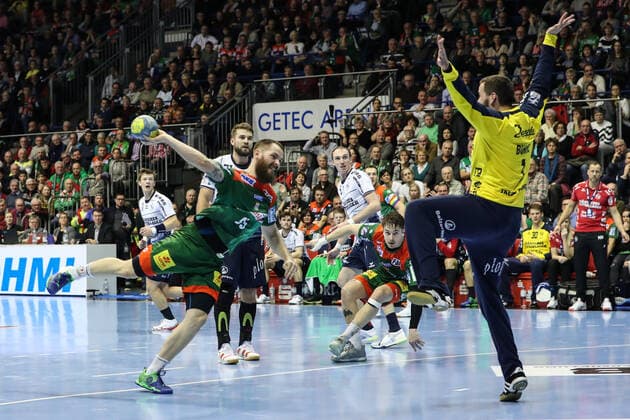 Moritz Preuss (SC Magdeburg) gegen Torwart Benjamin Buric (SG Flensburg-Handewitt) - Handball Bundesliga Saison 2019-2020 SC Magdeburg vs. SG Flensburg-Handewitt in der GETEC Arena in Magdeburg - Aktion,Handball,MannMänner,Deutschland,05.12.2019