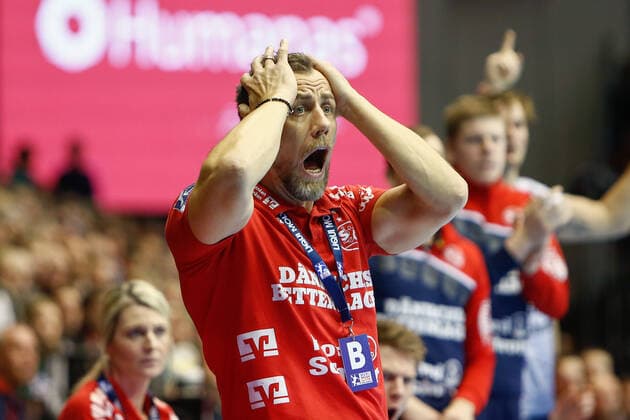 Bilder des Jahres 2019, Sport 12 Dezember Sport Themen der Woche KW49 Sport Bilder des Tages 05.12.2019, xtgx, Handball Liqui Moly HBL, SC Magdeburg - SG Flensburg-Handewitt emspor, v.l. Maik Machulla (Flensburg, Trainer) enttaeuscht, schaut enttaeuscht, niedergeschlagen, disappointed, fassungslos GETEC Arena *** 05 12 2019, xtgx, Handball Liqui Moly HBL, SC Magdeburg SG Flensburg Handewitt emspor, v l Maik Machulla Flensburg, coach disappointed, looks disappointed, knocked down, disappointed, stunned GETEC Arena