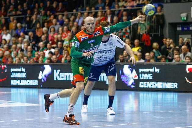 05.12.2019, xtgx, Handball Liqui Moly HBL, SC Magdeburg - SG Flensburg-Handewitt emspor, v.l. Tim Hornke (Magdeburg, 17 wirft Tor, Torschuetze, erzielt Tor, Treffer, scores the goal Siebenmeter GETEC Arena