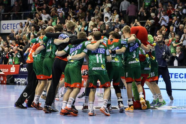 Sport Bilder des Tages Jubel nach dem Sieg - Die Mannschaft vom SC Magdeburg - Handball Bundesliga Saison 2019-2020 SC Magdeburg vs. SG Flensburg-Handewitt in der GETEC Arena in Magdeburg - Aktion,Handball,MannMänner,Deutschland,05.12.2019