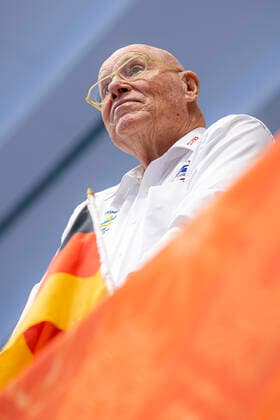 Handball, Frauen: WM 2019, Vorrunde, Gruppe B, 4. Spieltag , Deutschland - Frankreich Eberhard Bezner (Olymp Hemden) besucht das Spiel der deutschen Nationalmannschaft Yamaga Yamaga Overall Gymnasium Kumamoto Japan