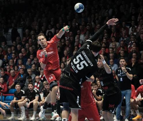 05.12.2019 xkhx Handball-Bundesliga Saison 2019 2020 MT Melsungen gegen Eulen Ludwigshafen Azat Valiullin (Eulen Ludwigshafen) gegen Kai Häfner (34, MT Melsungen)