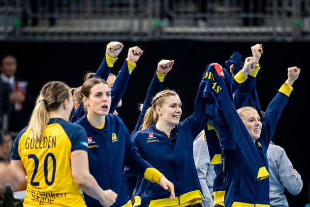 191206 Players of Sweden celebrate during the Women s World Handball Championship match between Russia and Sweden on December 6, 2019 in Kumamoto. Photo: Ludvig Thunman BILDBYRAN kod LT 35695 bbeng dam women handball handboll world handball championship 2019 sverige sweden ryssland russia jubel celebration Copyright: LUDVIGxTHUNMAN BB191206LT008