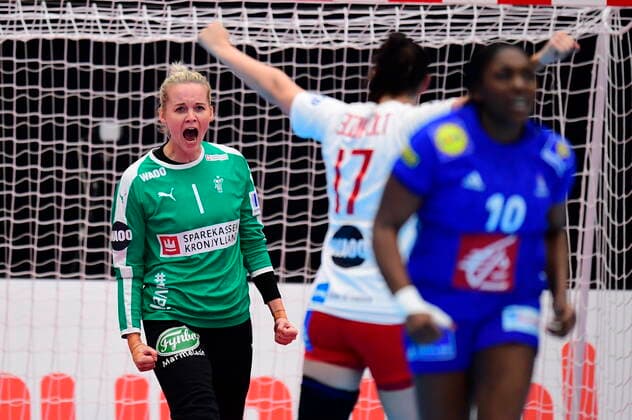 Sandra Toft redder straffe. Danmark moeder Frankrig, i den indledende runde i Gruppe B, under Kvindernes Haandbold VM i Kumamoto Prefectural Gymnasium i Japan, fredag den 6. december 2019. , Kumamoto Denmark Copyright: BoxAmstrupx cop222 spdk20191206-123423-L