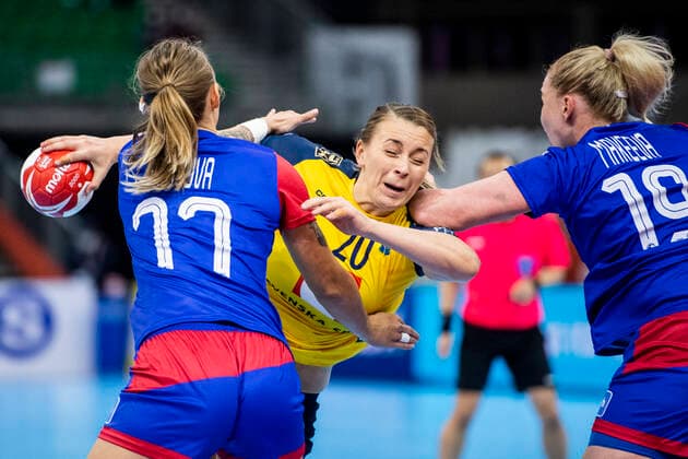 191206 Isabelle Gullden of Sweden against Yaroslava Frolova and Kseniia Makeeva of Russia during the Women s World Handball Championship match between Russia and Sweden on December 6, 2019 in Kumamoto. Photo: Ludvig Thunman BILDBYRAN kod LT 35695 bbeng dam women handball handboll world handball championship 2019 sverige sweden ryssland russia Copyright: LUDVIGxTHUNMAN BB191206LT011