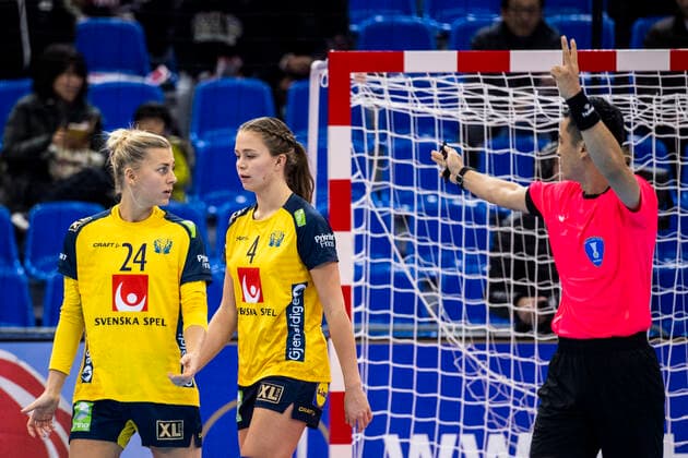 191206 Olivia Mellegard of Sweden is being sent off during the Women s World Handball Championship match between Russia and Sweden on December 6, 2019 in Kumamoto. Photo: Ludvig Thunman BILDBYRAN kod LT 35695 bbeng dam women handball handboll world handball championship 2019 sverige sweden ryssland russia Copyright: LUDVIGxTHUNMAN BB191206LT013