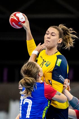 191206 Yaroslava Frolova of Russia and Mikaela Mässing of Sweden during the Women s World Handball Championship match between Russia and Sweden on December 6, 2019 in Kumamoto. Photo: Ludvig Thunman BILDBYRAN kod LT 35695 bbeng dam women handball handboll world handball championship 2019 sverige sweden ryssland russia Copyright: LUDVIGxTHUNMAN BB191206LT015