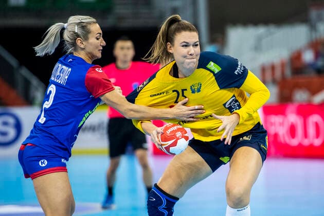 191206 Polina Kuznetsova of Russia and Mikaela Mässing of Sweden during the Women s World Handball Championship match between Russia and Sweden on December 6, 2019 in Kumamoto. Photo: Ludvig Thunman BILDBYRAN kod LT 35695 bbeng dam women handball handboll world handball championship 2019 sverige sweden ryssland russia Copyright: LUDVIGxTHUNMAN BB191206LT016