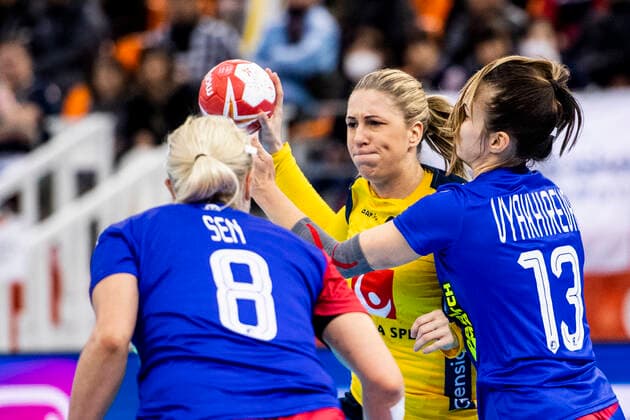 191206 Melissa Petren of Sweden and Anna Vyakhireva of Russia during the Women s World Handball Championship match between Russia and Sweden on December 6, 2019 in Kumamoto. Photo: Ludvig Thunman BILDBYRAN kod LT 35695 bbeng dam women handball handboll world handball championship 2019 sverige sweden ryssland russia Copyright: LUDVIGxTHUNMAN BB191206LT024