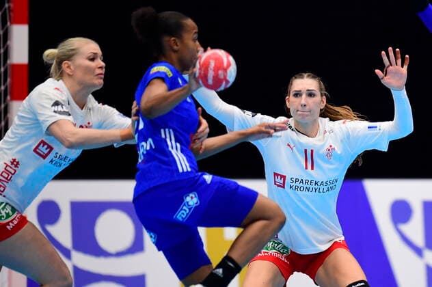 Line Haugsted (11). Danmark moeder Frankrig, i den indledende runde i Gruppe B, under Kvindernes Haandbold VM i Kumamoto Prefectural Gymnasium i Japan, fredag den 6. december 2019. , Kumamoto Denmark Copyright: BoxAmstrupx cop222 spdk20191206-130116-L
