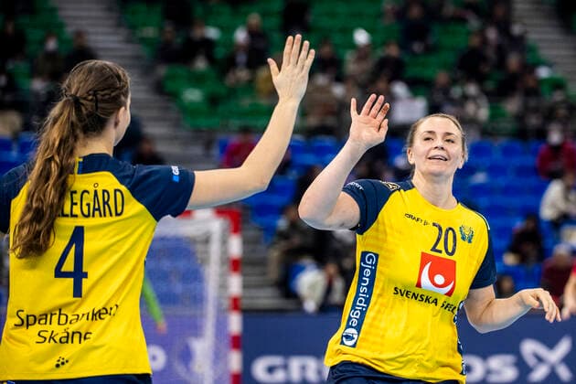 191206 Olivia Mellegard and Isabelle Gullden of Sweden celebrate during the Women s World Handball Championship match between Russia and Sweden on December 6, 2019 in Kumamoto. Photo: Ludvig Thunman BILDBYRAN kod LT 35695 bbeng dam women handball handboll world handball championship 2019 sverige sweden ryssland russia jubel celebration Copyright: LUDVIGxTHUNMAN BB191206LT032