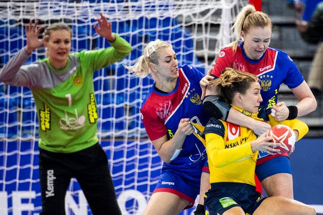 191206 Anna Lagerquist of Sweden against Kseniia Makeeva and Anna Sen of Russia during the Women s World Handball Championship match between Russia and Sweden on December 6, 2019 in Kumamoto. Photo: Ludvig Thunman BILDBYRAN kod LT 35695 bbeng dam women handball handboll world handball championship 2019 sverige sweden ryssland russia Copyright: LUDVIGxTHUNMAN BB191206LT034