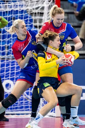 191206 Anna Lagerquist of Sweden against Kseniia Makeeva and Anna Sen of Russia during the Women s World Handball Championship match between Russia and Sweden on December 6, 2019 in Kumamoto. Photo: Ludvig Thunman BILDBYRAN kod LT 35695 bbeng dam women handball handboll world handball championship 2019 sverige sweden ryssland russia Copyright: LUDVIGxTHUNMAN BB191206LT035
