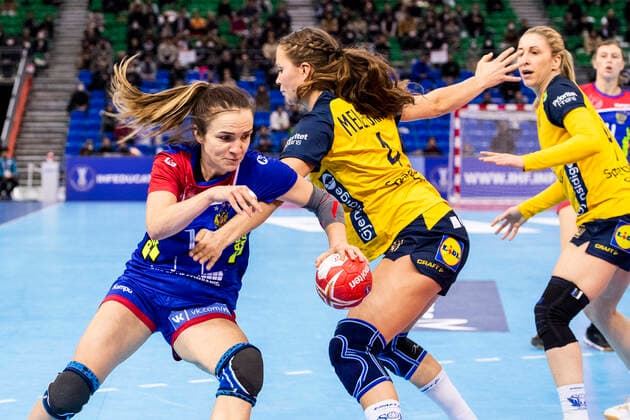 191206 Anna Vyakhireva of Russia against Olivia Mellegard of Sweden during the Women s World Handball Championship match between Russia and Sweden on December 6, 2019 in Kumamoto. Photo: Ludvig Thunman BILDBYRAN kod LT 35695 bbeng dam women handball handboll world handball championship 2019 sverige sweden ryssland russia Copyright: LUDVIGxTHUNMAN BB191206LT037