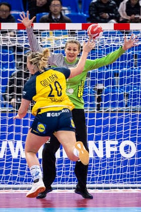191206 Isabelle Gullden of Sweden scores on goalkeeper Anna Sedoykina of Russia during the Women s World Handball Championship match between Russia and Sweden on December 6, 2019 in Kumamoto. Photo: Ludvig Thunman BILDBYRAN kod LT 35695 bbeng dam women handball handboll world handball championship 2019 sverige sweden ryssland russia Copyright: LUDVIGxTHUNMAN BB191206LT038