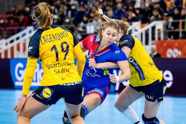 191206 Vladlena Bobrovnikova of Russia against Anna Lagerquist and Linn Blohm of Sweden during the Women s World Handball Championship match between Russia and Sweden on December 6, 2019 in Kumamoto. Photo: Ludvig Thunman BILDBYRAN kod LT 35695 bbeng dam women handball handboll world handball championship 2019 sverige sweden ryssland russia Copyright: LUDVIGxTHUNMAN BB191206LT040