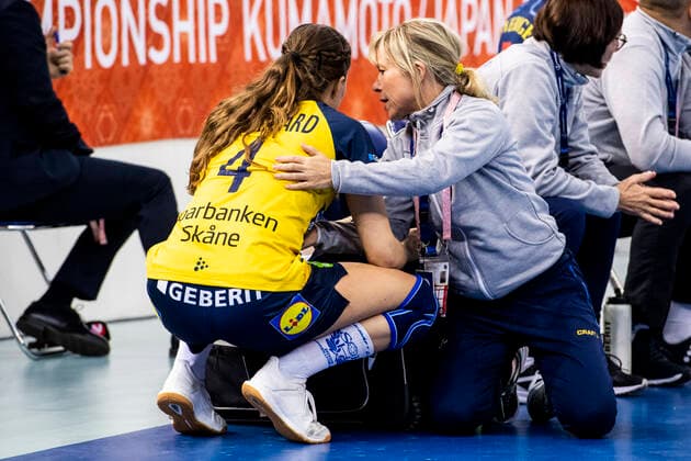 191206 Olivia Mellegard of Sweden receives medical attention during the Women s World Handball Championship match between Russia and Sweden on December 6, 2019 in Kumamoto. Photo: Ludvig Thunman BILDBYRAN kod LT 35695 bbeng dam women handball handboll world handball championship 2019 sverige sweden ryssland russia skada injury Copyright: LUDVIGxTHUNMAN BB191206LT044