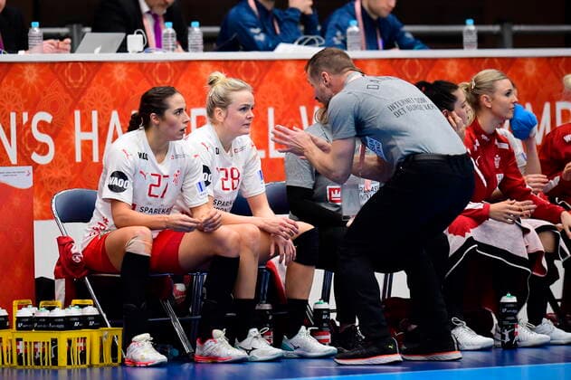 Danmarks landstraener Klavs Bruun Joergensen under kampen. Danmark moeder Frankrig, i den indledende runde i Gruppe B, under Kvindernes Haandbold VM i Kumamoto Prefectural Gymnasium i Japan, fredag den 6. december 2019. , Kumamoto Denmark Copyright: BoxAmstrupx cop222 spdk20191206-134322-L