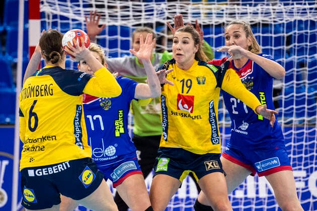 191206 Carin Strömberg and Anna Lagerquist of Sweden during the Women s World Handball Championship match between Russia and Sweden on December 6, 2019 in Kumamoto. Photo: Ludvig Thunman BILDBYRAN kod LT 35695 bbeng dam women handball handboll world handball championship 2019 sverige sweden ryssland russia Copyright: LUDVIGxTHUNMAN BB191206LT048