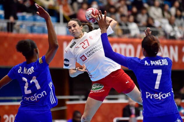 Louise Burgaard. Danmark moeder Frankrig, i den indledende runde i Gruppe B, under Kvindernes Haandbold VM i Kumamoto Prefectural Gymnasium i Japan, fredag den 6. december 2019. , Kumamoto Denmark Copyright: BoxAmstrupx cop222 spdk20191206-135306-L