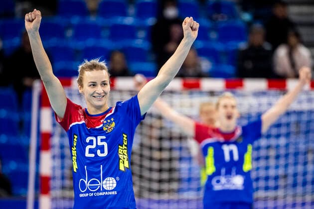 191206 Olga Fomina and Vladlena Bobrovnikova of Russia celebrate during the Women s World Handball Championship match between Russia and Sweden on December 6, 2019 in Kumamoto. Photo: Ludvig Thunman BILDBYRAN kod LT 35695 bbeng dam women handball handboll world handball championship 2019 sverige sweden ryssland russia jubel celebration Copyright: LUDVIGxTHUNMAN BB191206LT053