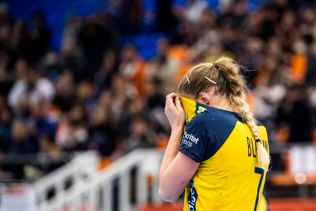 191206 Linn Blohm of Sweden looks dejected after the Women s World Handball Championship match between Russia and Sweden on December 6, 2019 in Kumamoto. Photo: Ludvig Thunman BILDBYRAN kod LT 35695 bbeng dam women handball handboll world handball championship 2019 sverige sweden ryssland russia depp dejected Copyright: LUDVIGxTHUNMAN BB191206LT058