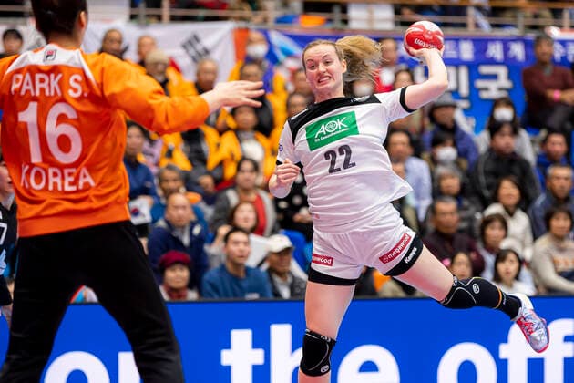 Handball, Frauen: WM 2019, Vorrunde, Gruppe B, 5. Spieltag , Deutschland - Korea v.li. Saeyoung Park (Korea), Maren Weigel (Deutschland Metzingen) Yamaga Yamaga Overall Gymnasium Kumamoto Japan