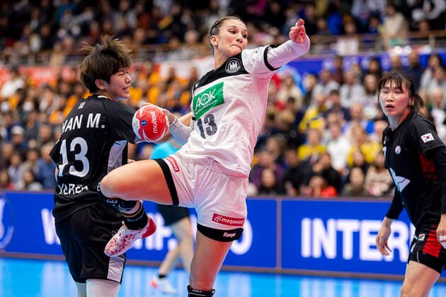 Handball, Frauen: WM 2019, Vorrunde, Gruppe B, 5. Spieltag , Deutschland - Korea v.li. Miseul Han (Korea), Julia Behnke (Deutschland Rostov Don) Yamaga Yamaga Overall Gymnasium Kumamoto Japan