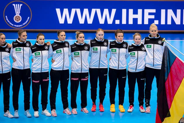 Handball, Frauen: WM 2019, Vorrunde, Gruppe B, 5. Spieltag , Deutschland - Korea v.li. Alicia Stolle (Deutschland Thueringer HC), Torhueterin Isabell Roch (Deutschland Dortmund), Julia Behnke (Deutschland Rostov Don), Torhueterin Dinah Eckerle (Deutschland SG BBM Bietigheim), Meike Schmelzer (Deutschland Thueringer HC), Alina Grijseels (Deutschland Dortmund),Amelie Berger (Deutschland Bietigheim), Kim Naidzinavicius (Deutschland Bietigheim) Yamaga Yamaga Overall Gymnasium Kumamoto Japan