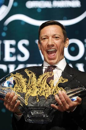 Bilder des Jahres 2019, Sport 12 Dezember Sport Themen der Woche KW49 Sport Bilder des Tages 06.12.2019, Hong Kong, Hongkong, CHN, CHINA - Jockey Frankie Dettori with the trophy for the Longines World s Best Jockey 2019. Longines World s Best Jockey Award Ceremony. (Jockey, Dettori, Ehrung, Ehrenpreis, Portrait, Portraet) 191206D505HONGKONG.JPG *** 06 12 2019, Hong Kong, Hong Kong, CHN, CHINA Jockey Frankie Dettori with the trophy for the Longines World s Best Jockey 2019 Longines World s Best Jockey Award Ceremony Jockey, Dettori, Honour, Prize of Honour, Portrait, Portrait 191206D505HONGKONG JPG