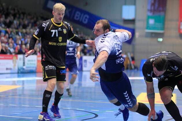 2.Bundesliga Handball VfL Luebeck-Schwartau - HSC 2000 Coburg 06.12.2019, Hansehalle Luebeck, GER, 2.Bundesliga Handball VfL Luebeck-Schwartau - HSC 2000 Coburg im Bild picture shows Jan Schult VfL Luebeck-Schwartau setzt sich gegen Marcel Timm (HSC 2000 Coburg) durch, hinten Andreas Schröder Schroeder (HSC 2000 Coburg)