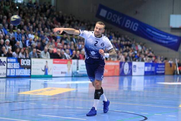 2.Bundesliga Handball VfL Luebeck-Schwartau - HSC 2000 Coburg 06.12.2019, Hansehalle Luebeck, GER, 2.Bundesliga Handball VfL Luebeck-Schwartau - HSC 2000 Coburg im Bild picture shows Einzelaktion Aktion. Ganze Figur. Einzeln. Freisteller. Thees Glabisch VfL Luebeck-Schwartau beim Siebenmeter