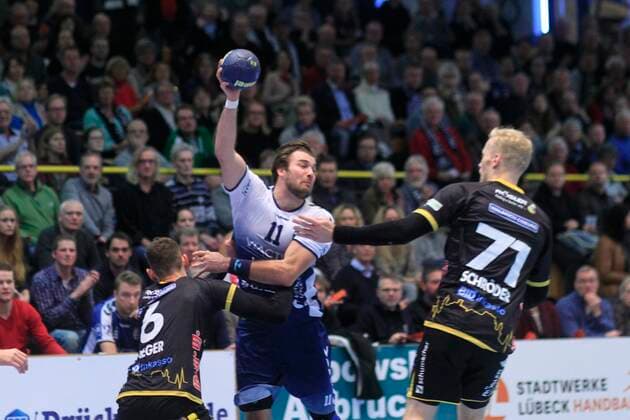 2.Bundesliga Handball VfL Luebeck-Schwartau - HSC 2000 Coburg 06.12.2019, Hansehalle Luebeck, GER, 2.Bundesliga Handball VfL Luebeck-Schwartau - HSC 2000 Coburg im Bild picture shows Passspiel von Markus Hansen VfL Luebeck-Schwartau ueber Andreas Schröder Schroeder (HSC 2000 Coburg) hinweg, vorne Max Jaeger (HSC 2000 Coburg)