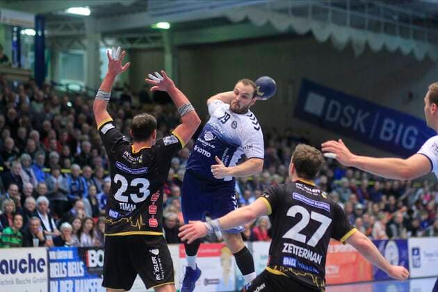 2.Bundesliga Handball VfL Luebeck-Schwartau - HSC 2000 Coburg 06.12.2019, Hansehalle Luebeck, GER, 2.Bundesliga Handball VfL Luebeck-Schwartau - HSC 2000 Coburg im Bild picture shows Jan Schult VfL Luebeck-Schwartau im Sprungwurf ueber Marcel Timm (HSC 2000 Coburg) und Pontus Zetterman (HSC 2000 Coburg)