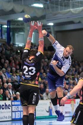2.Bundesliga Handball VfL Luebeck-Schwartau - HSC 2000 Coburg 06.12.2019, Hansehalle Luebeck, GER, 2.Bundesliga Handball VfL Luebeck-Schwartau - HSC 2000 Coburg im Bild picture shows Jan Schult VfL Luebeck-Schwartau im Sprungwurf ueber Marcel Timm (HSC 2000 Coburg)