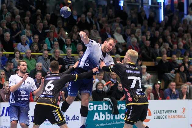 2.Bundesliga Handball VfL Luebeck-Schwartau - HSC 2000 Coburg 06.12.2019, Hansehalle Luebeck, GER, 2.Bundesliga Handball VfL Luebeck-Schwartau - HSC 2000 Coburg im Bild picture shows Jan Schult VfL Luebeck-Schwartau setzt sich gegen Max Jaeger (HSC 2000 Coburg) und Andreas Schröder Schroeder (HSC 2000 Coburg) durch.