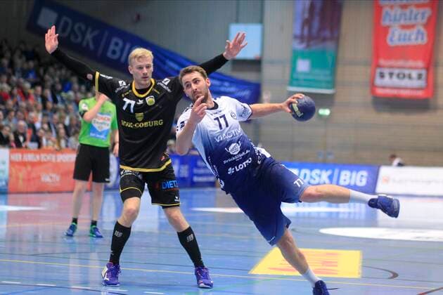 2.Bundesliga Handball VfL Luebeck-Schwartau - HSC 2000 Coburg 06.12.2019, Hansehalle Luebeck, GER, 2.Bundesliga Handball VfL Luebeck-Schwartau - HSC 2000 Coburg im Bild picture shows Jasper Bruhn VfL Luebeck-Schwartau im Wurf, frei von Andreas Schröder Schroeder (HSC 2000 Coburg)