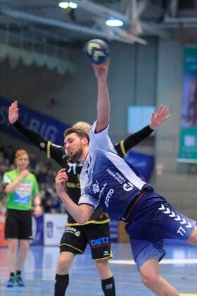 2.Bundesliga Handball VfL Luebeck-Schwartau - HSC 2000 Coburg 06.12.2019, Hansehalle Luebeck, GER, 2.Bundesliga Handball VfL Luebeck-Schwartau - HSC 2000 Coburg im Bild picture shows Jasper Bruhn VfL Luebeck-Schwartau im Wurf, frei von Andreas Schröder Schroeder (HSC 2000 Coburg)