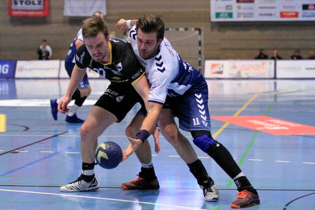2.Bundesliga Handball VfL Luebeck-Schwartau - HSC 2000 Coburg 06.12.2019, Hansehalle Luebeck, GER, 2.Bundesliga Handball VfL Luebeck-Schwartau - HSC 2000 Coburg im Bild picture shows Pontus Zetterman (HSC 2000 Coburg) und Markus Hansen VfL Luebeck-Schwartau ringen um den Ball