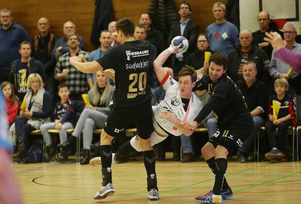 Bietigheim , Handball 2.Bundesliga SG BBM Bietigheim vs. TuS Ferndorf , von links: Tim Dahlhaus ( BBM ) Julian Schneider ( Ferndorf ) Christian Schäfer ( BBM )