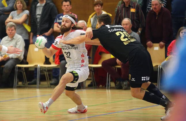 Bietigheim , Handball 2.Bundesliga SG BBM Bietigheim vs. TuS Ferndorf , von links: Julius Lindskog Andersson ( Ferndorf ) Tim Dahlhaus ( BBM )